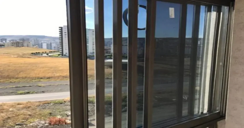 Sürme Cam Balkon Sistemleri: Dar Alanlarda Geniş Çözümler